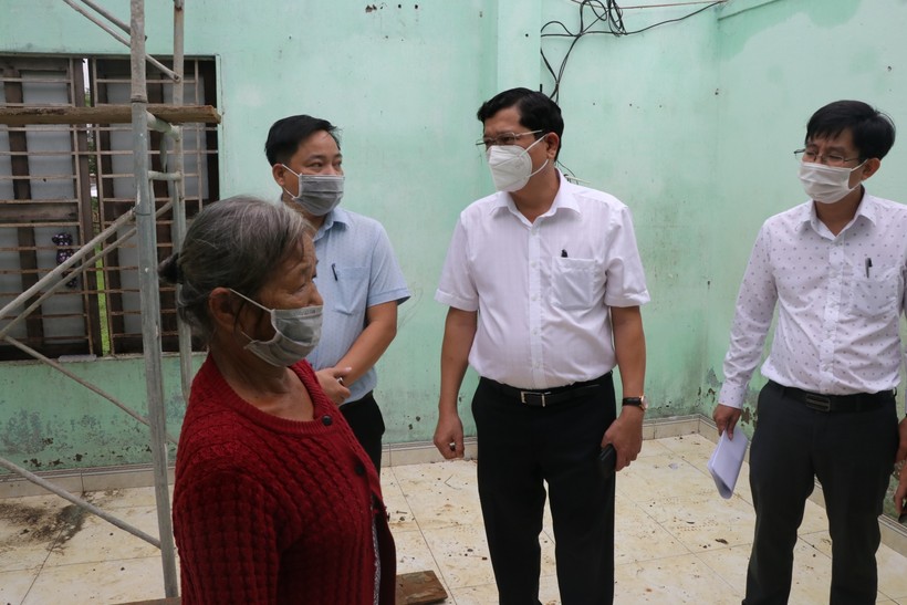 Ông Trần Phước Sơn (thứ 2, phải sang) - Phó Chủ tịch UBND TP Đà Nẵng đi kiểm tra các ngôi nhà bị tốc mái do lốc xoáy ở xã Hòa Khương, huyện Hòa Vang. 