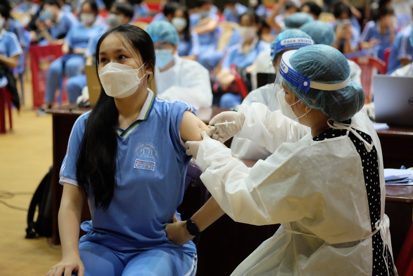 Học sinh trường THPT Phan Châu Trinh (TP Đà Nẵng) được tiêm vắc xin ngừa Covid-19.