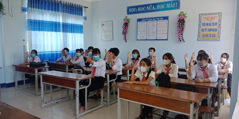 Học sinh đeo khẩu trang phòng dịch trong buổi học tại trường THCS  19.8 (huyện Bắc Trà My, tỉnh Quảng Nam). 
