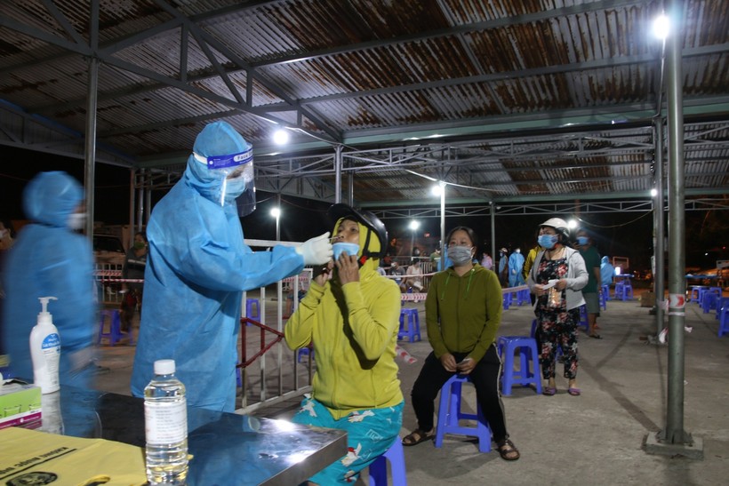 Lực lượng y tế lấy mẫu xét nghiệm Covid-19 cho người dân ở âu thuyền và cảng cá Thọ Quang (TP Đà Nẵng). 