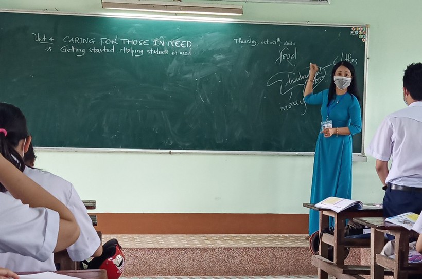 Cô giáo Võ Trương Như Thúy đang giảng bài cho học sinh. 