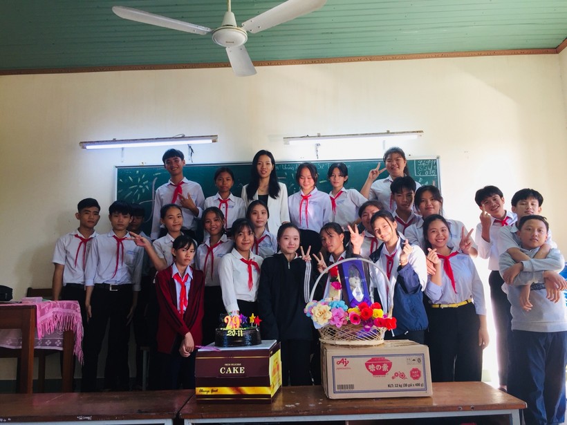 Cô giáo Trần Thị Như Thảo (thứ 3, từ trái sang, hàng trên cùng) cùng các học trò của mình. 