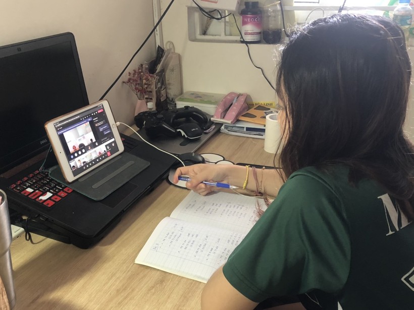 Sinh viên Trường Đại học Kinh tế (Đại học Đà Nẵng) đang học trực tuyến. 
