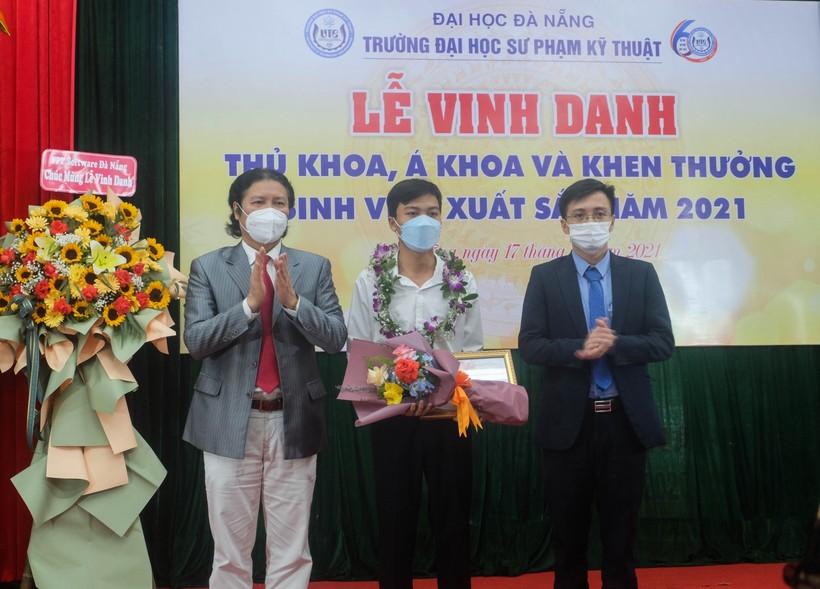 PGS.TS Phan Cao Thọ (ngoài cùng bên trái) - Hiệu trưởng Trường Đại học Sư phạm Kỹ thuật (Đại học Đà Nẵng) vinh danh và trao giấy khen cho tân thủ khoa. 