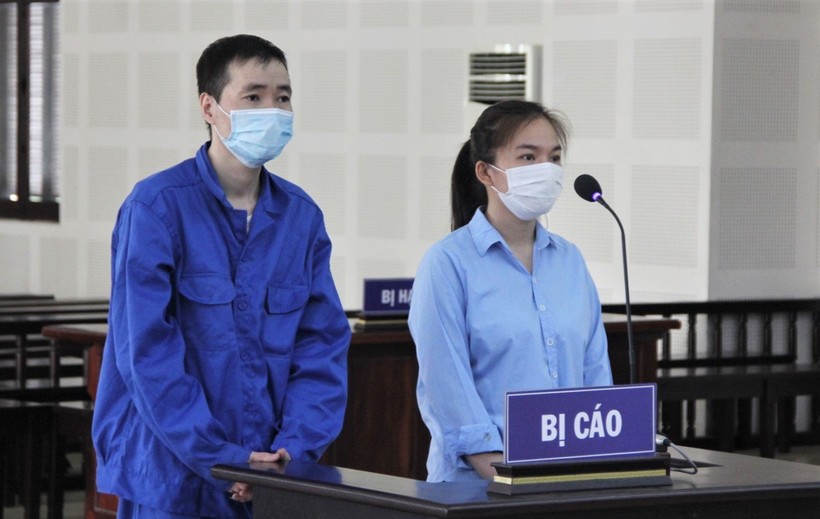 Bị cáo Tuấn và Trang tại phiên tòa. 