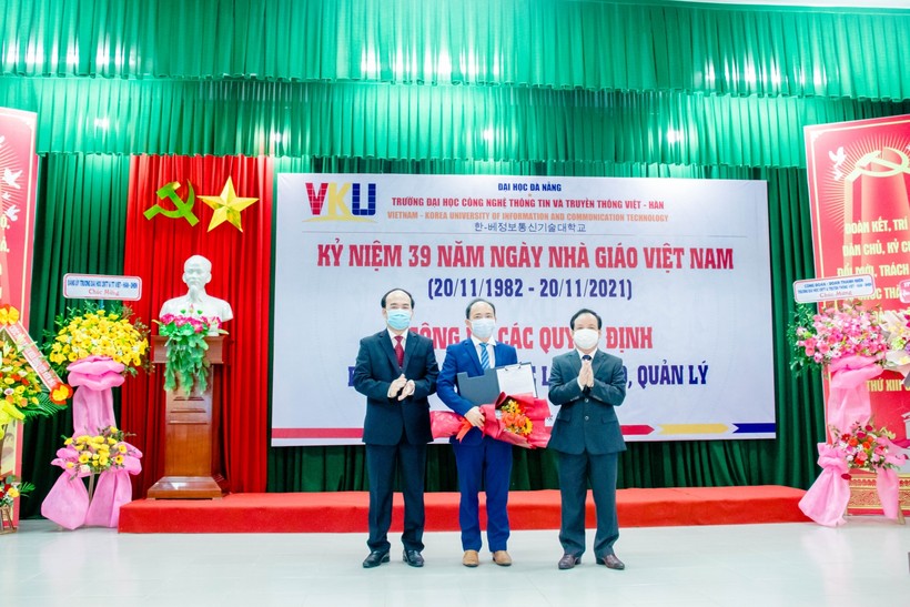 PGS.TS Huỳnh Công Pháp (giữa) nhận quyết định công nhận Hiệu trưởng VKU.