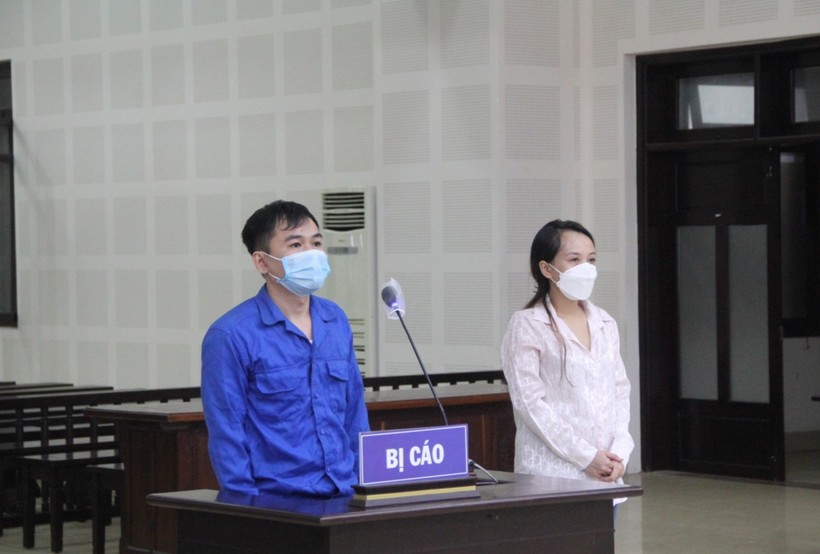 Hai bị cáo Vi và Phong tại phiên tòa. 
