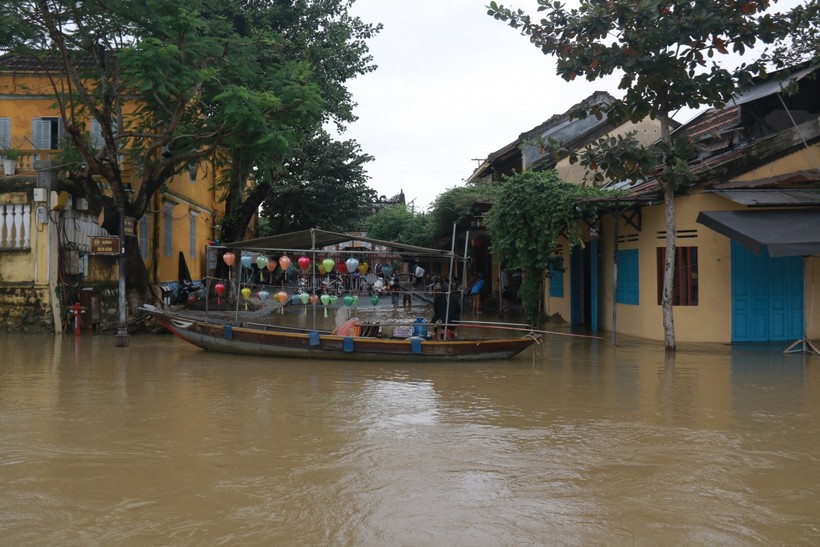 Phố cổ Hội An ngập lụt. 