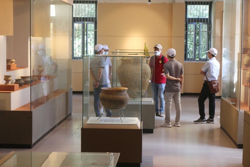 Du khách tham quan Bảo tàng Điêu khắc Chăm Đà Nẵng. Ảnh: Hòa Bình. 