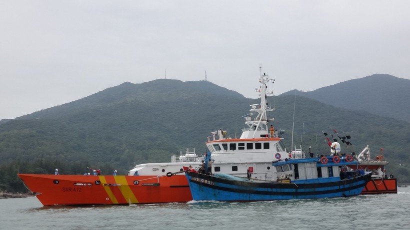 Tàu SAR 412 cứu 11 thuyền viên trên tàu cá vào đất liền an toàn. 