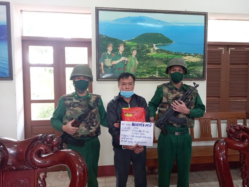 Đối tượng Nguyễn Mỹ bị lực lượng Bộ đội biên phòng bắt giữ. Ảnh: BĐBP.