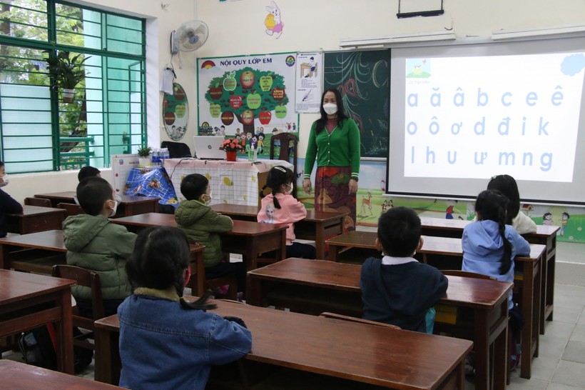 Học sinh lớp 1 ở Đà Nẵng tạm dừng học trực tiếp sau 1 tuần đến trường, do ảnh hưởng của dịch. 