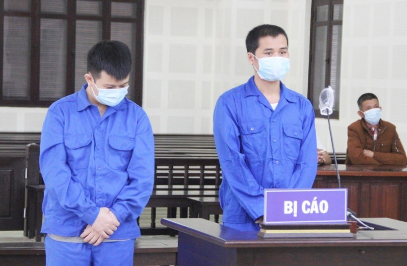 Hai bị cáo Huy và Tân tại tòa. 