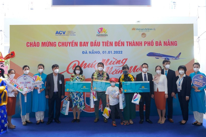 3 hành khách may mắn cũng đã nhận được 3 thẻ quà tặng vé máy bay khứ hồi Vietnam Airlines do Hãng hàng không Vietnam Airlines tài trợ.