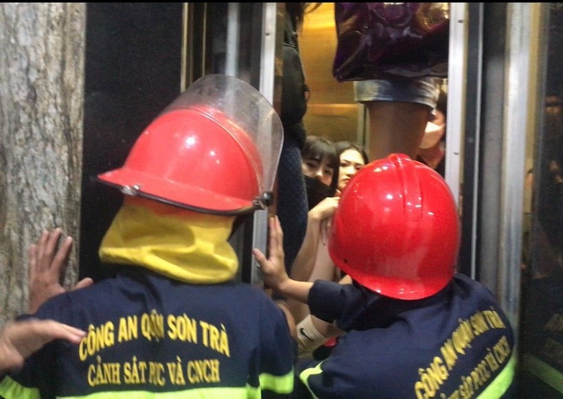 Lực lượng cứu hộ đang cứu nạn những người bị mắc kẹt trong thang máy. 