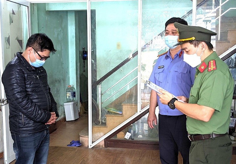 Công an tống đạt quyết định  khởi tố bị can và thực hiện lệnh bắt tạm giam Nguyễn Văn Minh Thọ. Ảnh: Công an. 
