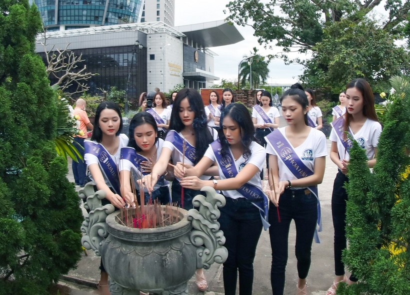 Các thí sinh dâng hoa trước tượng đài danh tướng Nguyễn Tri Phương. 