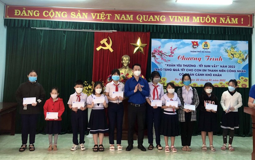 Anh Nguyễn Mạnh Dũng - Bí thư Thành Đoàn Đà Nẵng trao quà cho các em là con công nhân có hoàn cảnh khó khăn. 