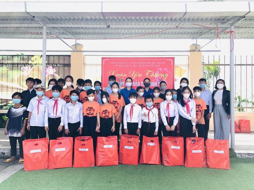 Tặng quà cho các em học sinh có hoàn cảnh khó khăn ở huyện Bắc Trà My. 