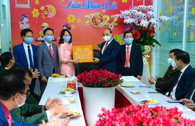 Chủ tịch nước Nguyễn Xuân Phúc thăm và tặng quà Tết cho cán bộ, nhân dân phường Thuận Phước (quận Hải Châu, TP Đà Nẵng).