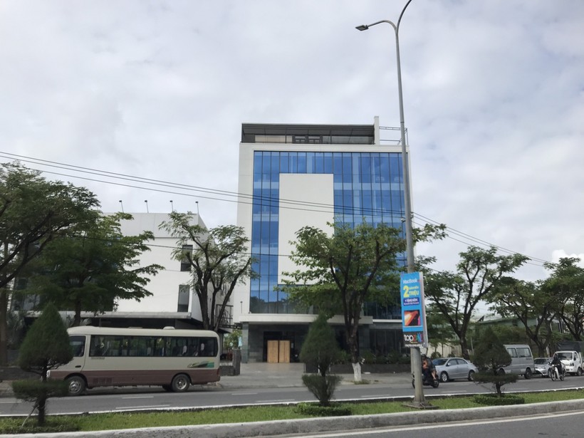 Công trình Bệnh viện Hòa Hảo của Công ty TNHH Dịch vụ thương mại Trường Sơn Tùng - xây dựng tại số 2 Nguyễn Hữu Thọ, quận Hải Châu (TP Đà Nẵng). 
