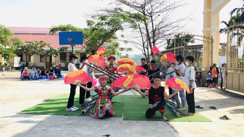 Trường THCS Nguyễn Huệ tổ chức những buổi sinh hoạt ngoại khóa, nhằm mang lại nhiều niềm vui cho các em học sinh. 
