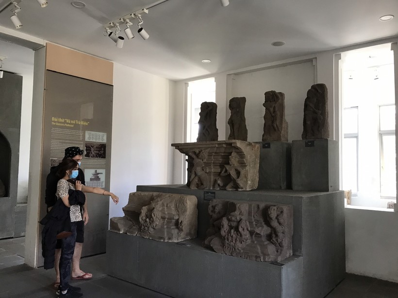Du khách tham quan Bảo tàng điêu khắc Chăm Đà Nẵng. 