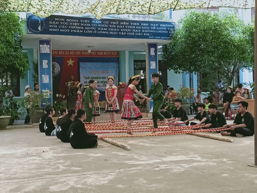 Học sinh Trường THCS Nguyễn Du tham gia ngày hội văn hóa. 