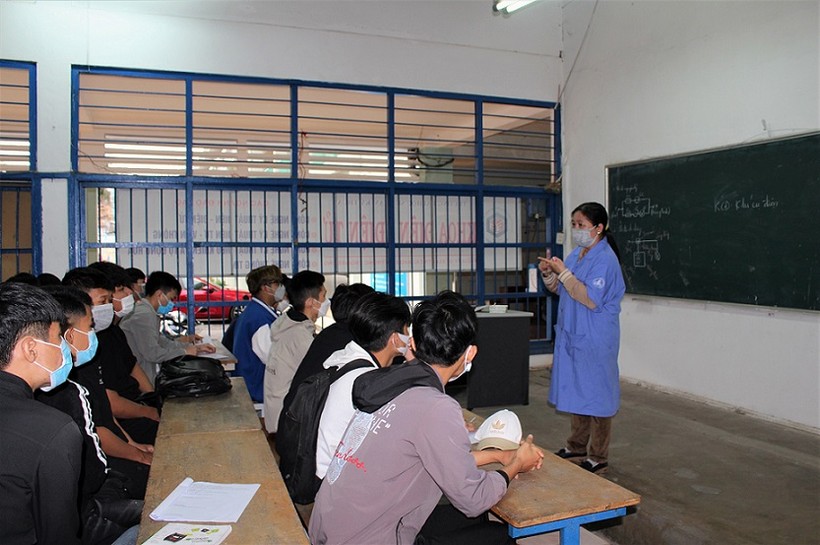 Sinh viên Trường ĐH Sư phạm Kỹ thuật (ĐH Đà Nẵng) học trực tiếp tại trường. 