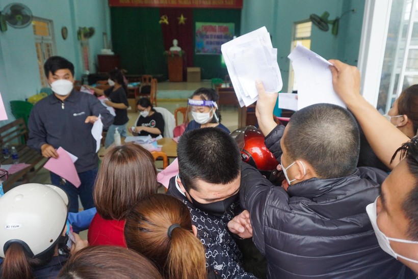 Người dân chen lấn ở trạm y tế để làm giấy xác nhận hoàn thành cách ly tại nhà. 