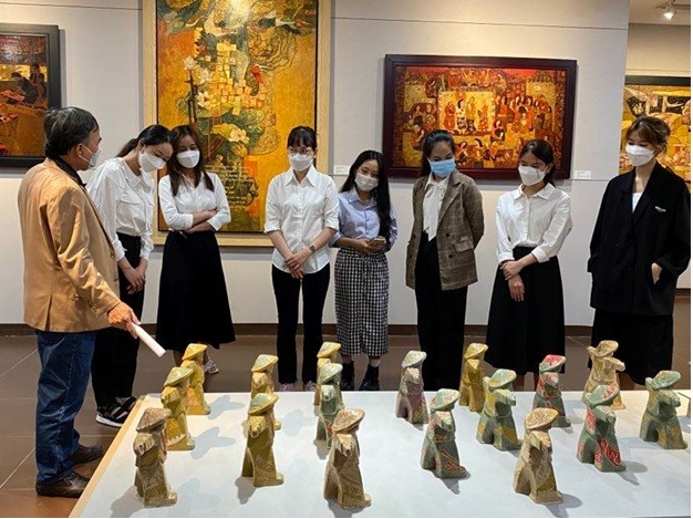 Ông Nguyễn Trung Kỳ – Phó Giám đốc Bảo tàng Mỹ thuật đang chia sẻ các tác phẩm đang được trưng bày tại Bảo tàng. Ảnh: Thảo Uyên