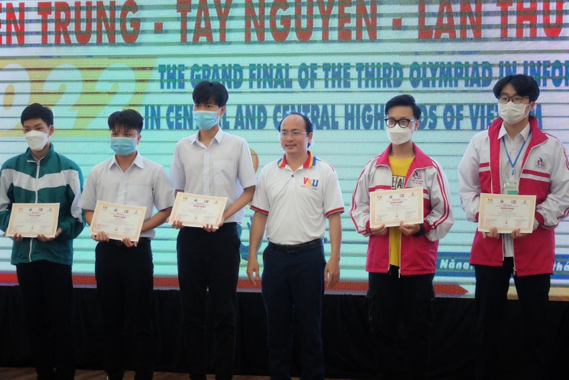PGS.TS Huỳnh Công Pháp - Hiệu trưởng Trường VKU tặng giấy khen cho các em học sinh đạt giải Nhất. 