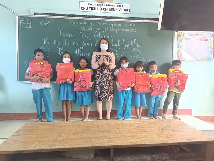Cô Nguyễn Thị Hồng Thanh – Phó Hiệu trưởng Trường trường phổ thông dân tộc bán trú Tiểu học và THCS Trần Phú, trao quà cho các em học sinh khó khăn. 
