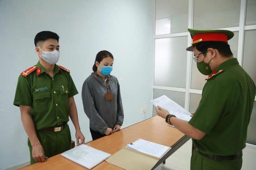 Công an tống đạt khởi tố bị can đối với Nguyễn Thị Thùy Trang để điều tra về hành vi Lừa đảo chiếm đoạt tài sản