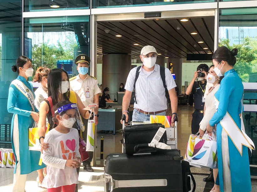 Những vị khách quốc tế đầu tiên đến Đà Nẵng sau 2 năm tạm ngưng vì dịch Covid-19. 