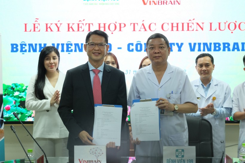 Đại diện Bệnh viện 199 (Bộ Công an) và đại diện Công ty VinBrain (Tập đoàn VinGroup) ký kết thỏa thuận hợp tác. 