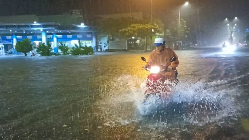 Mưa lớn những ngày qua khiến nhiều tuyến đường ở Đà Nẵng bị ngập sâu trong nước. 