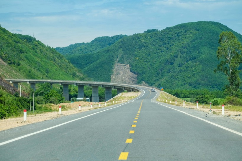 Cao tốc La Sơn - Túy Loan. 