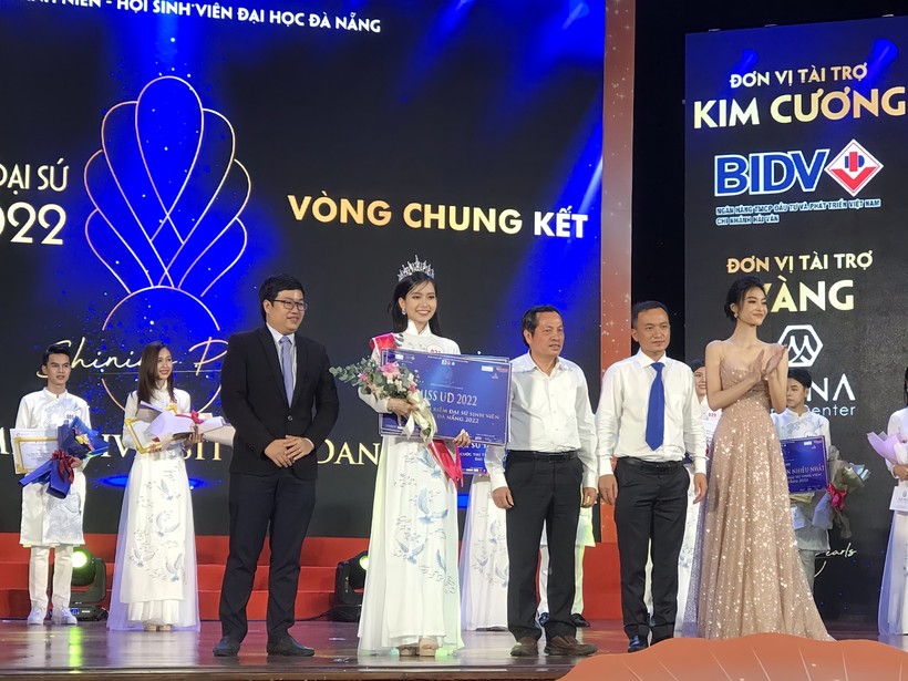 Thí sinh Trần Thị Hồng Linh (Trường Đại học Ngoại ngữ) đạt danh hiệu Hoa Khôi Đại học Đà Nẵng 2022. 