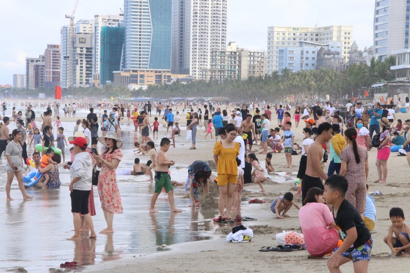 Đà Nẵng sôi động với các hoạt động trong “Tuần lễ Khai trương mùa du lịch biển 2022” và “Khai trương Bãi biển đêm Mỹ An”.
