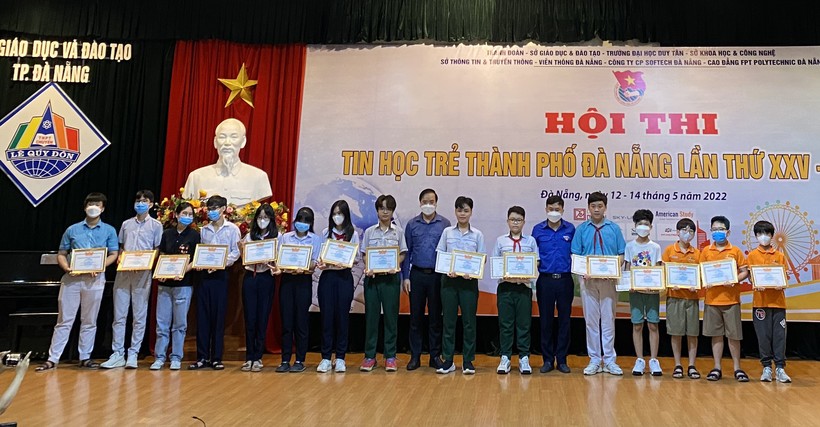 Ban tổ chức trao giải cho các em học sinh đạt giải tại Hội thi. 