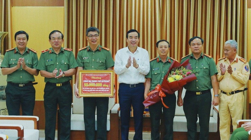 Ông Lê Trung Chinh (áo trắng) - Chủ tịch UBND TP Đà Nẵng khen thưởng cho Công an TP Đà Nẵng. 