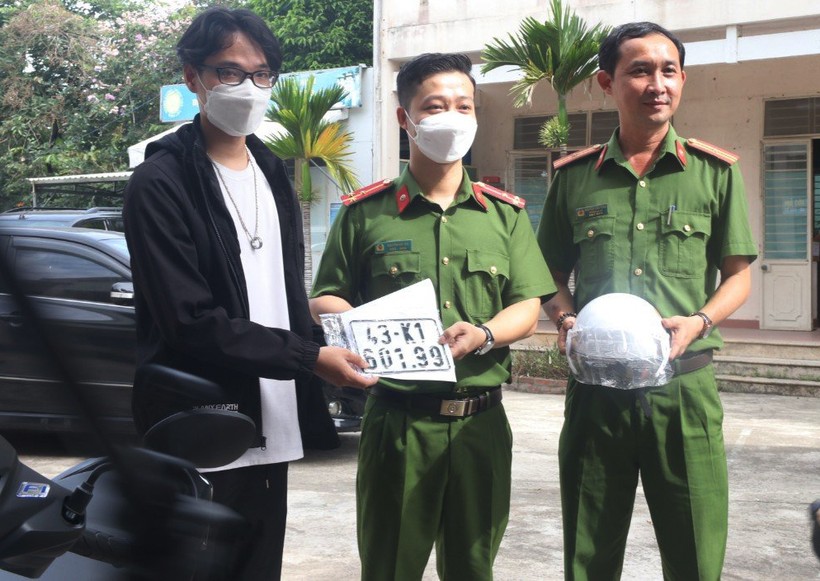 Cán bộ công an xã Hòa Nhơn thực hiện việc cấp biển số xe máy cho công dân. 