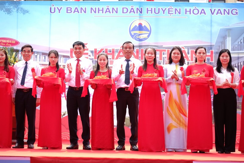 Đại diện lãnh đạo UBND huyện Hòa Vang, Sở GD&ĐT TP Đà Nẵng cắt băng khánh thành Trường Tiểu học An Phước. 