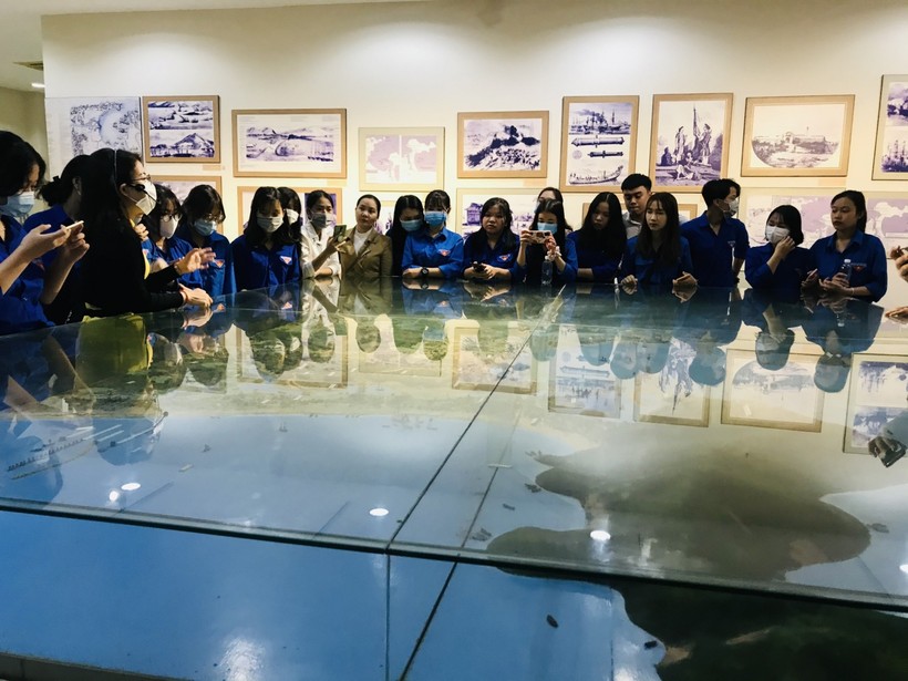 Các em học sinh Trường THPT Phạm Phú Thứ tham gia tìm hiểu lịch sử và văn hóa địa phương tại Bảo tàng Đà Nẵng. 
