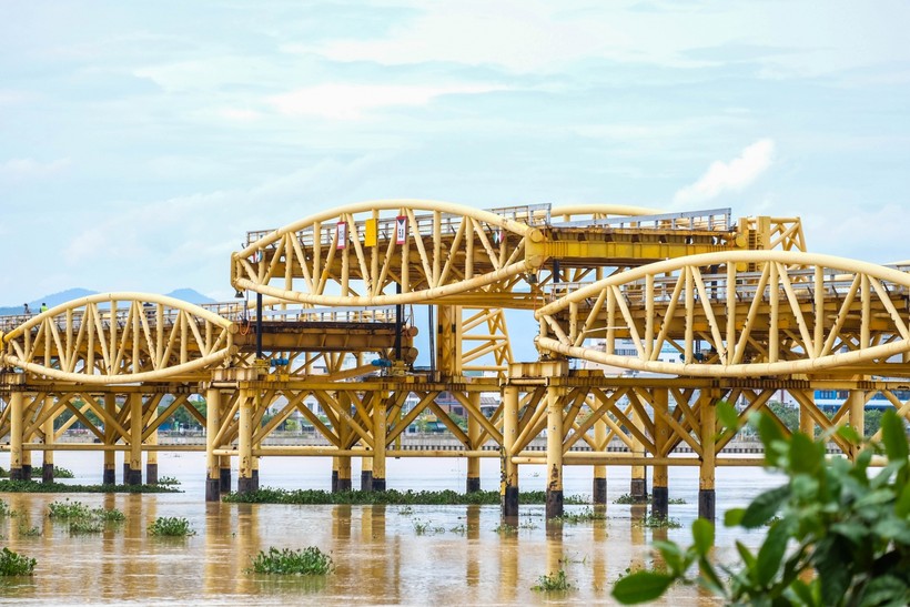 Nhịp cầu Nguyễn Văn Trỗi được nâng lên. 