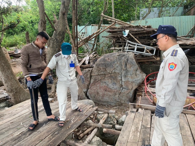Lực lượng chức năng tháo dỡ nhiều công trình trái phép trên bán đảo Sơn Trà. 