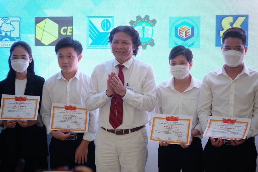 PGS. TS Phan Cao Thọ - Hiệu trưởng Trường Đại học Sư phạm Kỹ thuật (Đại học Đà Nẵng) trao giấy khen cho các đề tài đạt giải Nhất. 