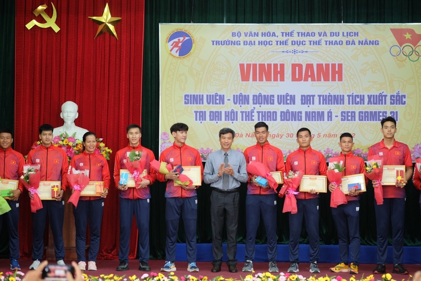 PGS.TS Phan Thanh Hài - Hiệu trưởng Trường Đại học Thể dục Thể thao Đà Nẵng tặng Giấy khen cho các sinh viên là VĐV đạt thành tích cao tại SEA Games 31. 