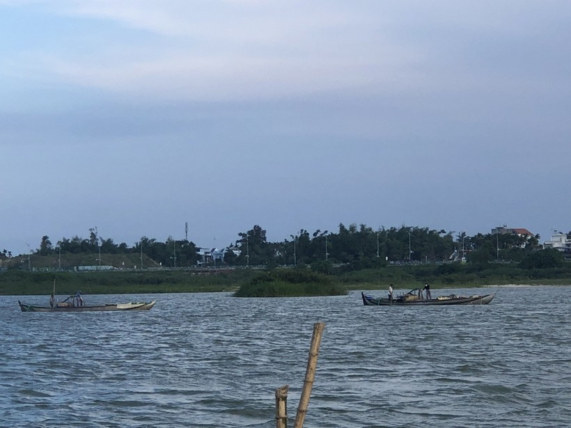 Các phương tiện hút cát lậu ngay giữa ban ngày trên sông Trà Khúc, ảnh chụp vào tháng 5/2022.